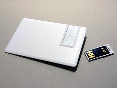 Runde Druckfläche und längliche USB-Klappe Mindestauflage: 10 Stück; Maße: Ø 43 x 2,9 mm; Gewicht: 3 Gramm; Max. Werbefläche Vorder- u.