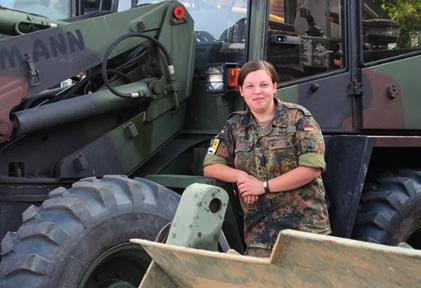 Aus der Truppe Frauen in Verantwortung Pioniere hören auf ihr Kommando Die aus Niedersachsen stammende Anna- Theresa Keul führt als einer der ersten weiblichen Offiziere einen Zug Luftwaffenpioniere.