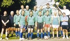 Sportdirektor Hartmut Krauß (auf dem rechten Foto rechts) demonstriert die Hohe Schule des Fußballs und riet der Rektoratsmannschaft, den Ball immer flach zu halten.
