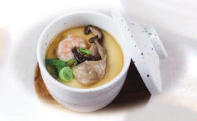 Teekanne Suppe mit Hühnerfleisch, Shrimps, Pilze und Schnittlauch Teapot soup with chicken