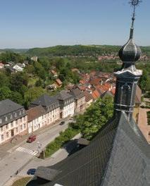 Die Hofratshäuser in der Schlossberg straße, die barocke Schlosskirche auf dem Schlossberg, alte Brunnen, malerische Gassen und Innenhöfe