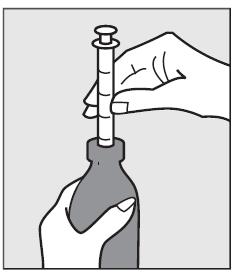 Flasche umdrehen und Sirups aufziehen. Spritze vorsichtig herausnehmen.