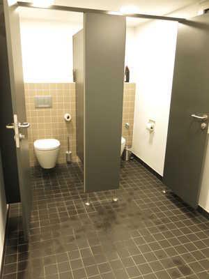 Öffentliches WC Darmen Öffentliches WC Herren Öffentliches WC Herren Tür zu öffentlichem WC Die Tür ist