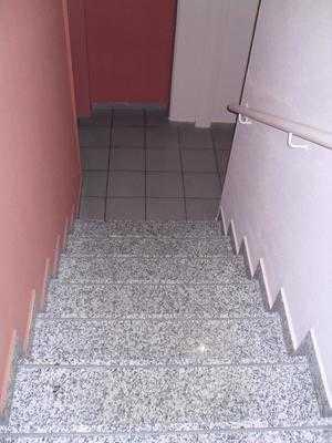 Treppe mit Handlauf Treppe ins EG mit einem Zwischenpodest Vorhandene Schwellen/Stufen: 18 Höhe der
