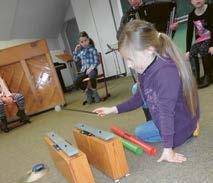 Zuerst lernten die Kinder die Räumlichkeiten der Schule kennen, anschließend wurden Lieder gesungen und Musikinstrumente ausprobiert.