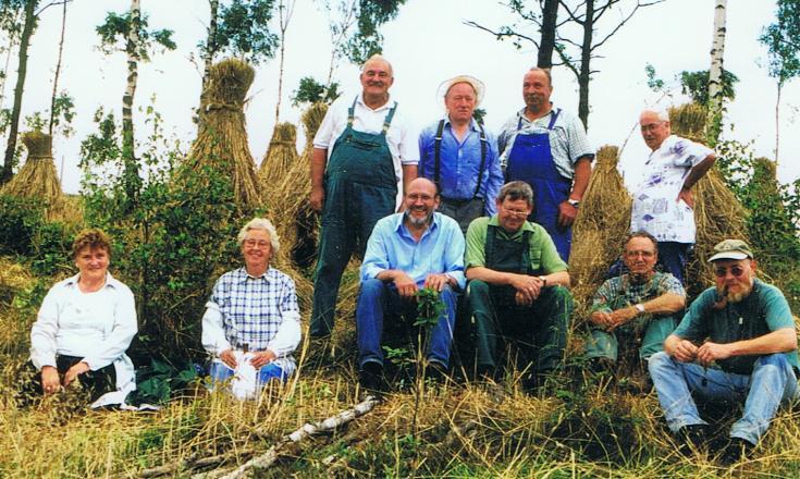 - 10 - Die aus 7 Personen bestehende Köhlergruppe erstellte mit rd. 15 Raummetern ihren bisher größten Meiler und 2004 brannte daraus 1.550 kg Holzkohle.