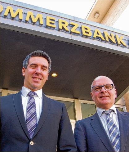 Filialdirektor Niels Heisecke (links) und Direktor Oliver Hofmann sind mit dem weiteren Wachstum der Mindener Commerzbank-Zweigstelle sehr zufrieden. MT-Foto: CarstenKorfesmeyer Minden (mt).