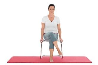 Versuche nun dein Bein auszustrecken und lege den linken Fuß möglichst auf dem Fußrücken ab. Dein rechter Oberschenkel sowie deine rechte Gesäßhälfte bleiben am Boden.