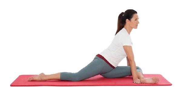1. Schmerzfrei-Übung - links Schritt 1: Setze dich auf den Boden. Winkel das linke Bein vor dir um 90 Grad an, stütze dich mit den Händen ab und schiebe das rechte Bein möglichst weit nach hinten.