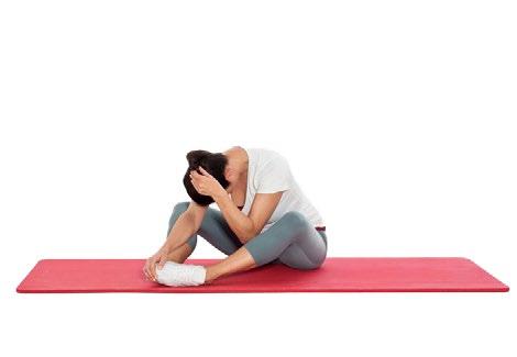 3. Schmerzfrei-Übung Schritt 1: Setze dich auf den Boden, winkel deine Beine an und lege die Fußsohlen locker aneinander.