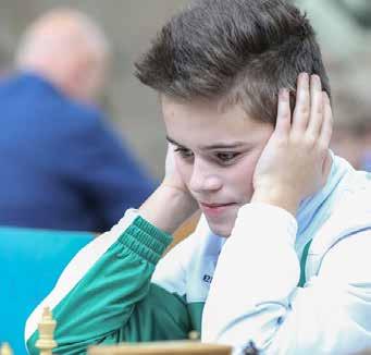 Sebastian Bauer gewinnt in Aschach das C-Turnier Inmitten von zahlreichen Großmeistern und internationalen Titelträger spielte zwischen Weihnachten und Silvester das junge Hörschinger Schachtalent