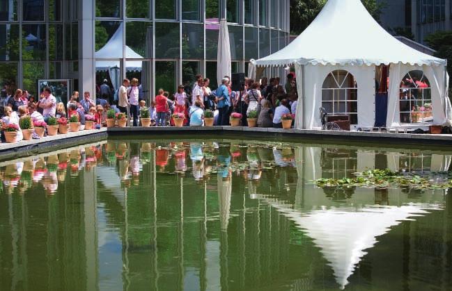 Rund 15.000 Besucher strömten zum großen Familienfest bei sommerlicher Atmosphäre auf den Evonik-Campus in Essen Das Team hinter dem Familienfest Sonnenschein und tolles Programm begeisterten rund 15.