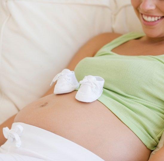 Der Embryo weist dann recht schnell die gleiche Blutalkoholkonzentration wie die Mutter auf. Das Kind im Mutterleib trinkt folglich ungewollt mit.