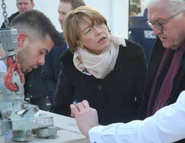 Da sind Sie bestimmt immer umschwärmt, stellt ihr Mann pragmatisch fest. Ja, erwidert Cordes lächelnd, besser geht es gar nicht. Duale Ausbildung mehr in den Fokus rücken Das war es also.