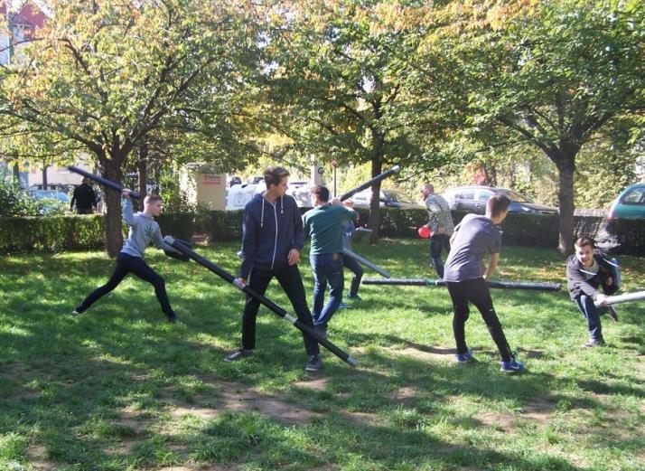 Wir treffen uns außerdem jeden Dienstag in der großen Runde zur