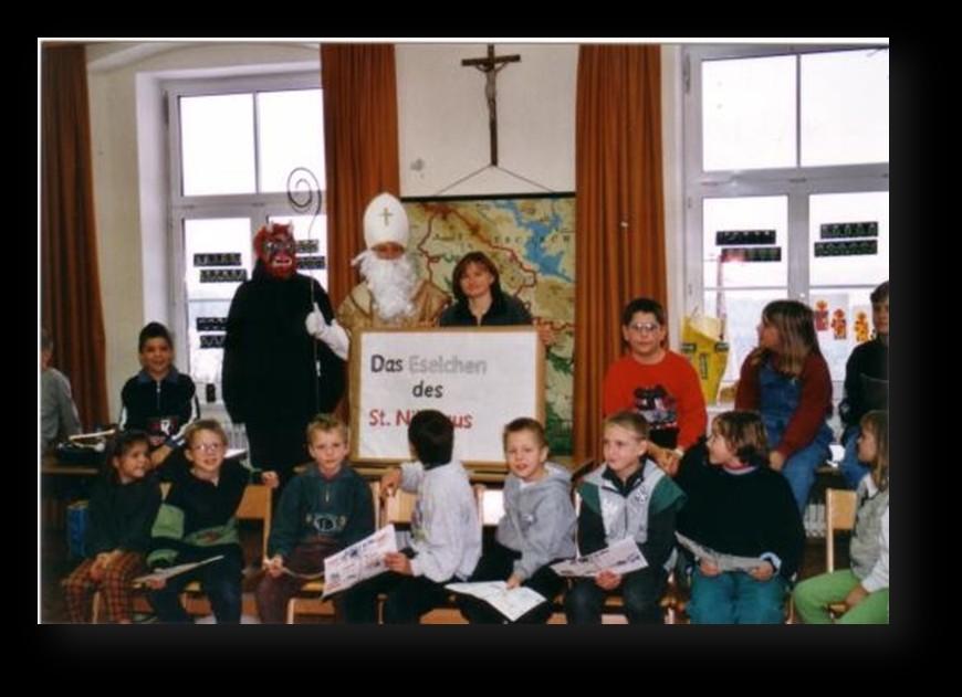 Die Schüler der 1. Klasse erzählten die Geschichte vom Eselchen des St. Nikolaus. VL Maria Roth führte Regie.