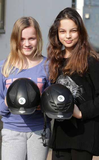 44 Young PM PMFORUM 4/2014 Fotos: Stroscher Die jungen Reiterinnen freuen sich besonders über die Uvex-Reithelme, die die PM für das Projekt gestiftet haben (li.). Lehrerin Miriam Stolz (3. v.l.) betreut die Reit-AG mit (Foto oben).