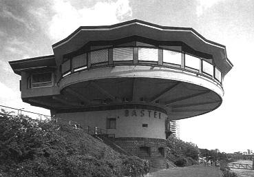 Dort wurde Behrens tatsächlich zu einem Vorbild Mies van der Rohes und seines bekannten Bauhaus- Stils.