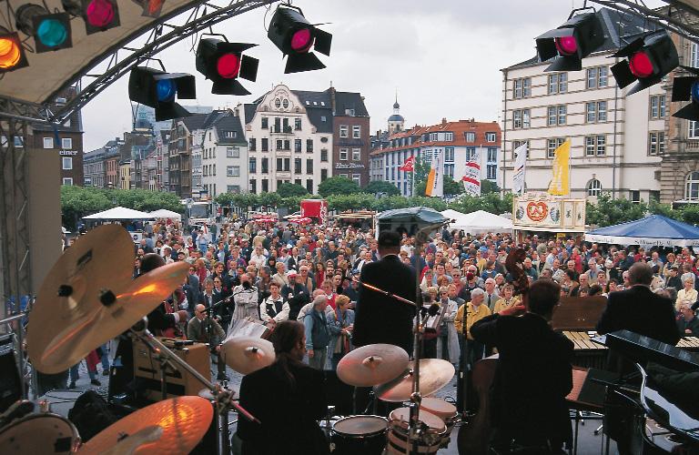 79 Jazz Ralley Düsseldorf Festivals: Christopher Street Day Jedes Jahr gehen anlässlich des Christopher Street Day Schwule und Lesben zu tausenden auf die Straße, haben Spaß, präsentieren die