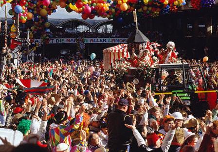 114 115 Zum Feiern gibt es in Rhein Central immer einen Grund. Ob es nun der Treff auf ein Kölsch, ein Altbier oder ein Pils ist, die vielen Kirmessen am Rhein oder der traditionelle Karneval.