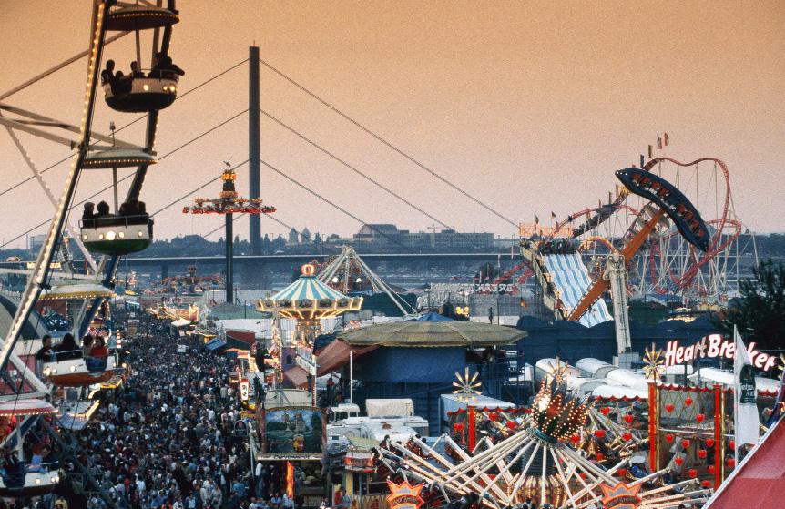 Die Größte Kirmes am Rhein ist jährlich Anziehungspunkt vieler Bewohner Rhein Centrals und über 4,5 Millionen Besucher.
