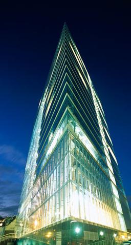 14 15 Düsseldorfer Stadttor das Düsseldorfer Stadttor, ein gewaltiges, geometrisches Glas konstrukt aus dem Jahre 1998.