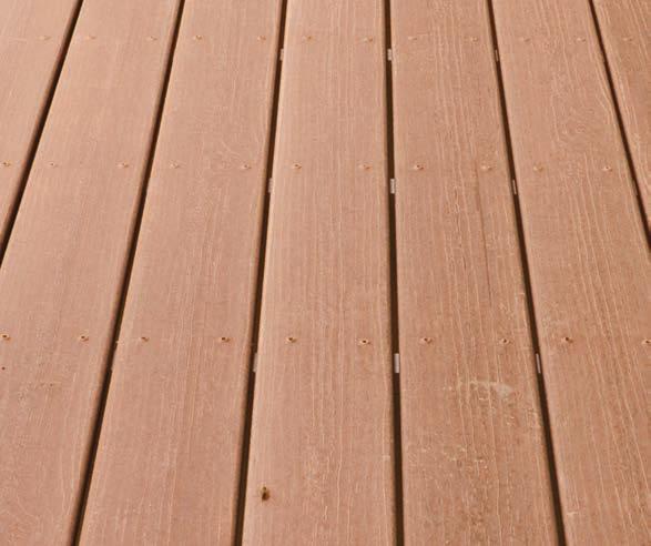 Gründliche Reinigung von WPC-Terrassen frei von Bleichmittel speziell für Holz-Kunststoff-Verbund Reiniger für Holz-Kunststoff-Dielen reinigt schnell und effektiv Terrassen aus