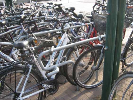 PGV Stadt Buxtehude, Radverkehrskonzept 2013 Ergebnisbericht 112 von 148 Abbildung 104: Rahmenhalterung Bike & Ride Abbildung 105: Innenbereich Bike &