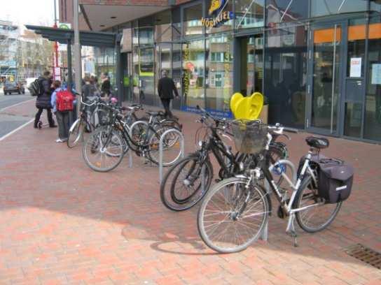 PGV Stadt Buxtehude, Radverkehrskonzept 2013 Ergebnisbericht 117 von 148 8.3 Fahrradabstellbedarf in der Innenstadt inkl. ZOB 8.3.1 ZOB Insgesamt verfügt der ZOB Buxtehude, am Rande der Innenstadt gelegen, über 32 Abstellplätze für Fahrräder.