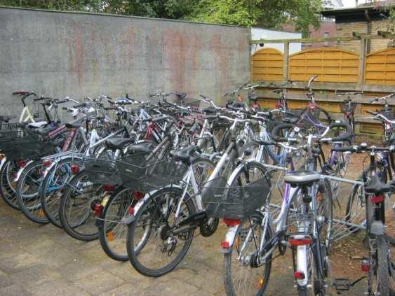 PGV Stadt Buxtehude, Radverkehrskonzept 2013 Ergebnisbericht 121 von 148 Außerdem reichen die Kapazitäten keinesfalls aus, die Vorderradklemmen sind zu