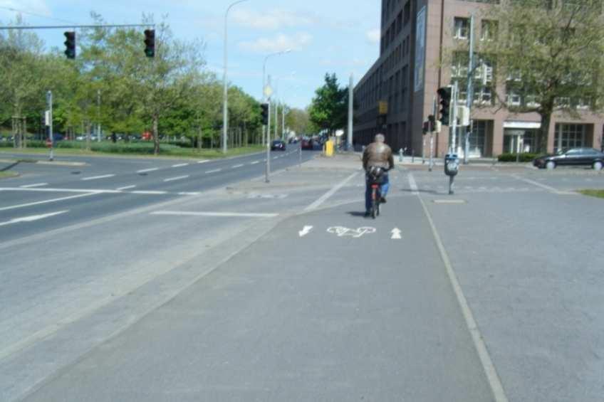 PGV Stadt Buxtehude, Radverkehrskonzept 2013 Ergebnisbericht 12 von 148 Zweirichtungsradwege sind innerorts wegen der besonderen Gefahren des Linksfahrens nur in Ausnahmefällen vorzusehen.