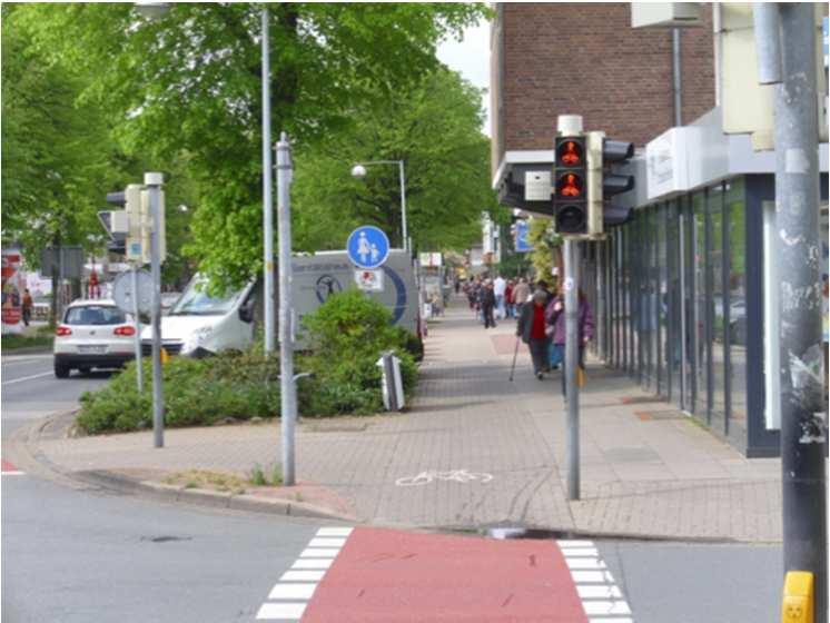 Auskunft KVG Buxtehude); Radverkehrsmenge wie Bahnhofstraße/ Süd - Verkehrsregelung im nördlichen Teil nötigt zur Benutzung der nicht benutzungspflichtigen RVA (Fahrbahn nicht für Radgegenverkehr