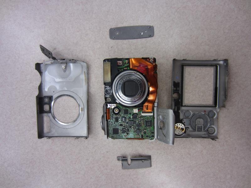 Entfernen Sie die internen Kamerakomponenten und ordnen Sie alle Teile auf einer sauberen Oberfläche
