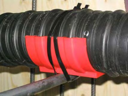 Stahlhüllrohre können mit Bindedraht fixiert werden. Bei Kunststoffhüllrohren sind Kabelbinder aus Kunststoff zu verwenden.