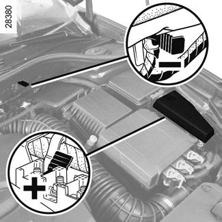 Naštartujte motor vozidla, ktorého akumulátor použijete na štartovanie, a nechajte ho bežať na stredné otáčky. 1 1 4 A 2 B 3 8 6 5 7 Zapojte káble A a B bezpodmienečne na označené póly.