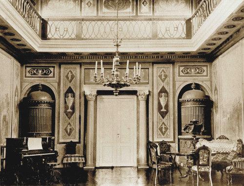 Was haben die Ropps vorgegeben und was hat der unbekannte Libauer Baumeister beigesteuert? Die Fassade von Paplacken, Hofansicht. Foto 1925 Der Saal von Paplacken.