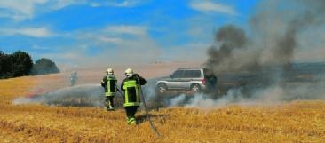 Der Pkw des 44-jährigen Landwirtes fing ebenfalls Feuer und brannte vollständig aus. Eine Gefährdung von Personen oder Sachen konnte durch das rasche Eingreifen der Feuerwehren verhindert werden.
