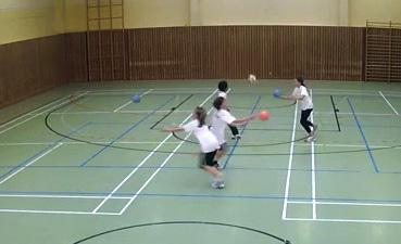 Nach dem Wurf müssen die Spieler den Ball vom Partner erlaufen und fangen, bevor er auf dem Boden aufkommt.