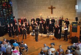 Bei seinem Konzert in der Lobetal Kirche begeisterte der Jazzchor Freiburg vom ersten Ton an.