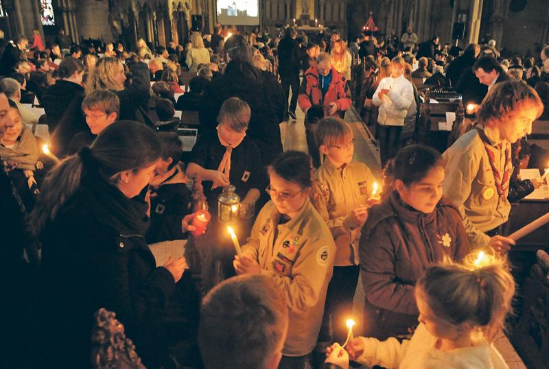 Licht aus Bethlehem in Gedächtniskirche ausgesandt Pfadfinder feiern ökumenischen Gottesdienst unter dem Motto Licht verbindet Völker Aktion Friedenslicht vor 25 Jahren in Wien gegründet Teilt als