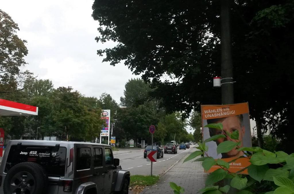 Zittel] Bild 4: Messpunkt auf Höhe Olchinger Straße 119a (weiße Schutzhülle mit rotem