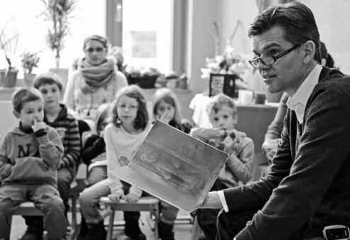 Zum bundesweiten Vrlesetag hat OB-Kandidat Ing Wellenreuther das Parzival-Schulzentrum besucht und den Kindern eine Märchenstunde beschert.