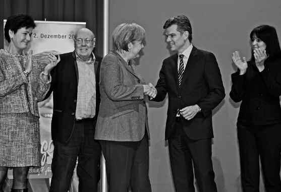 Dann übernahm Merkel das Mikrfn und gleich vn Beginn an knnte sie das Publikum für sich gewinnen.