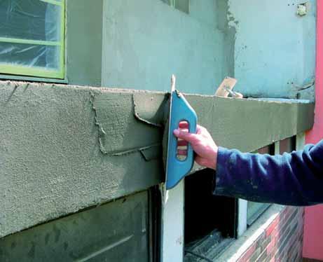 Hydroizolačná páska zabezpečí prenášanie napätia v styku dvoch rôznych materiálov (hliník, betónový poter).