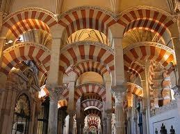 Die ehemalige Moschee steht direkt im historischen Zentrum von Cordoba und gehört zu den schönsten Beispielen muslimischer Kunst in Spanien.