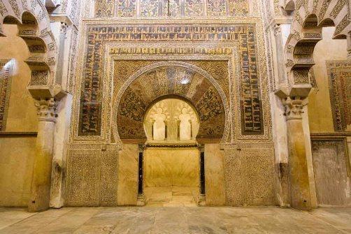 Erfahren Sie Wissenswertes über die Geschichte und den Bau der Kathedrale und bewundern Sie den barocken Altar sowie den wunderschönen Chor aus Mahagoni.