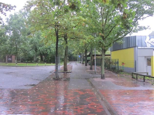 Süden. - In Höhe Eingang zur Schule ist wichtiger Kreuzungsbereich für den Fußverkehr: vom Westen, Moorbekpark, ZOB.