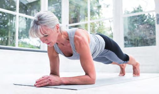 Kleine Übungen für zwischendurch, um beweglich zu bleiben Planke für einen starken Rücken in Bauchlage gehen und auf die Unterarme stützen der Rücken sollte eine möglichst gerade