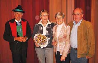 Höhepunkt des Volksmusikabends am 8. Oktober dieses Jahres im Vereinshaus von Marling war die Ehrung des Ehepaares Gisela und Günter Kirchmaier aus Blaubeuren in Baden-Württemberg.