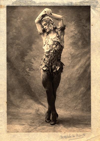 V. Nijinsky, in Le Spectre de la Rose, Photographie von Auguste Bert, 1911 Zuerst weltberühmt als darstellender Künstler, dann als wegweisender moderner Choreograph und in seinen Tagebüchern als